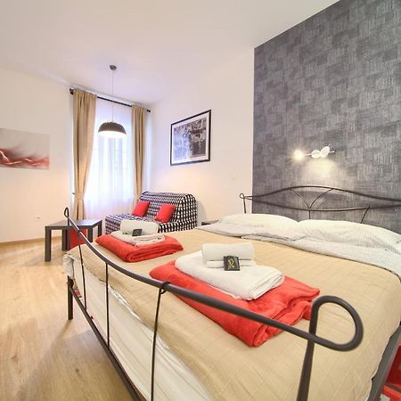 Logo Apartments 5 Min Walk To Main Square Zagreb Luaran gambar