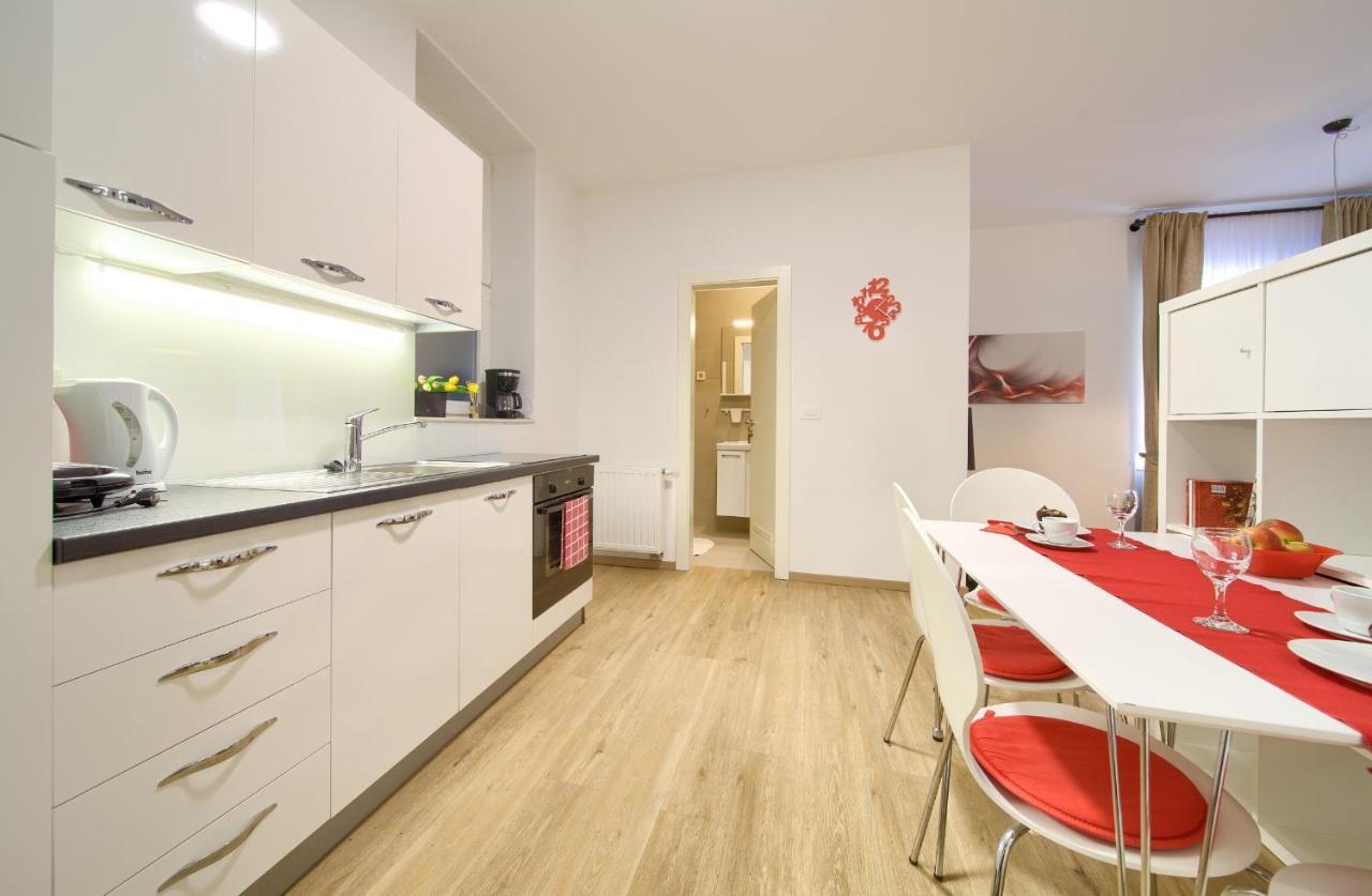 Logo Apartments 5 Min Walk To Main Square Zagreb Luaran gambar